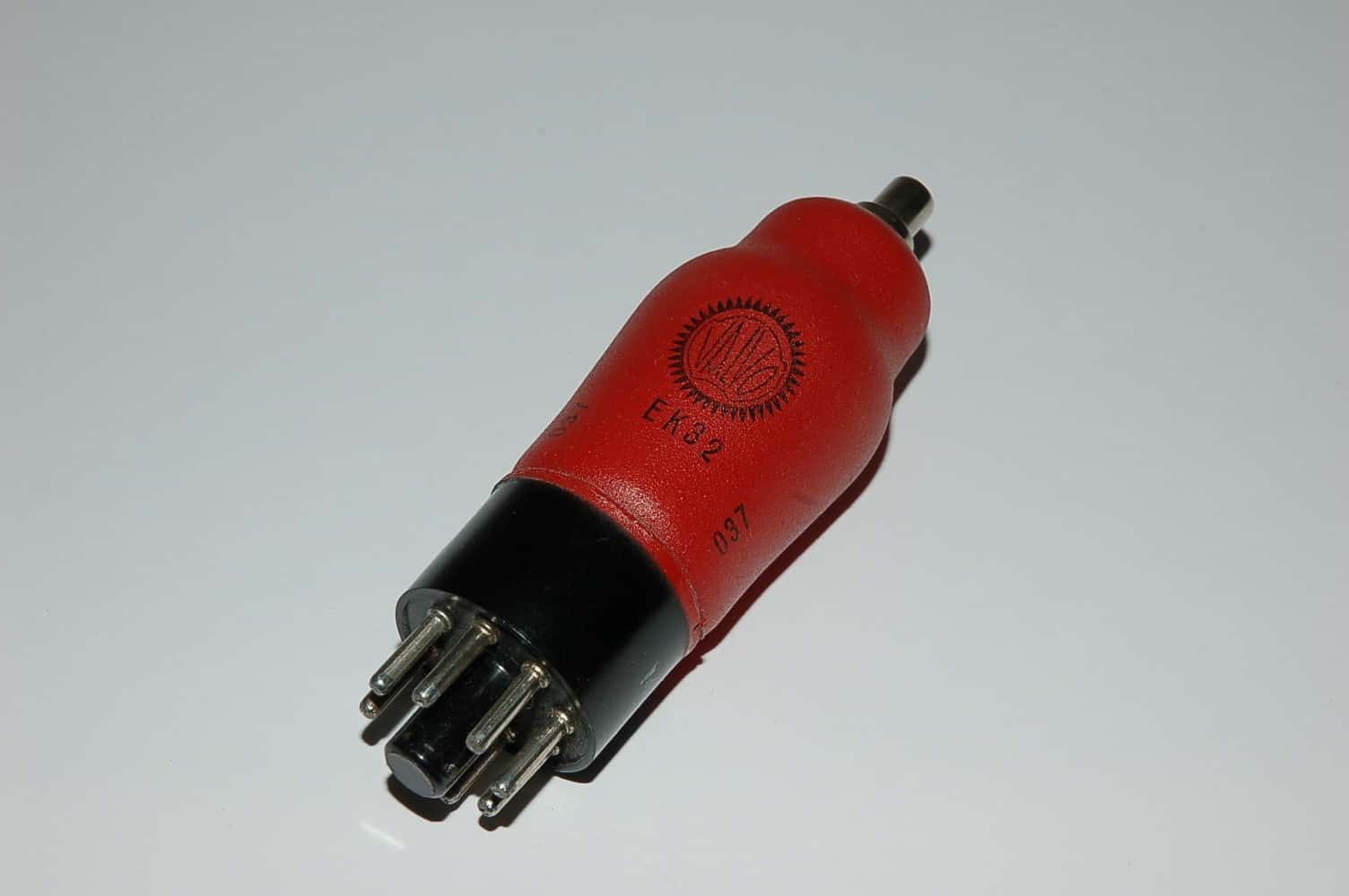 EK32 Röhre = VR57 Oktode K8A 6,3V