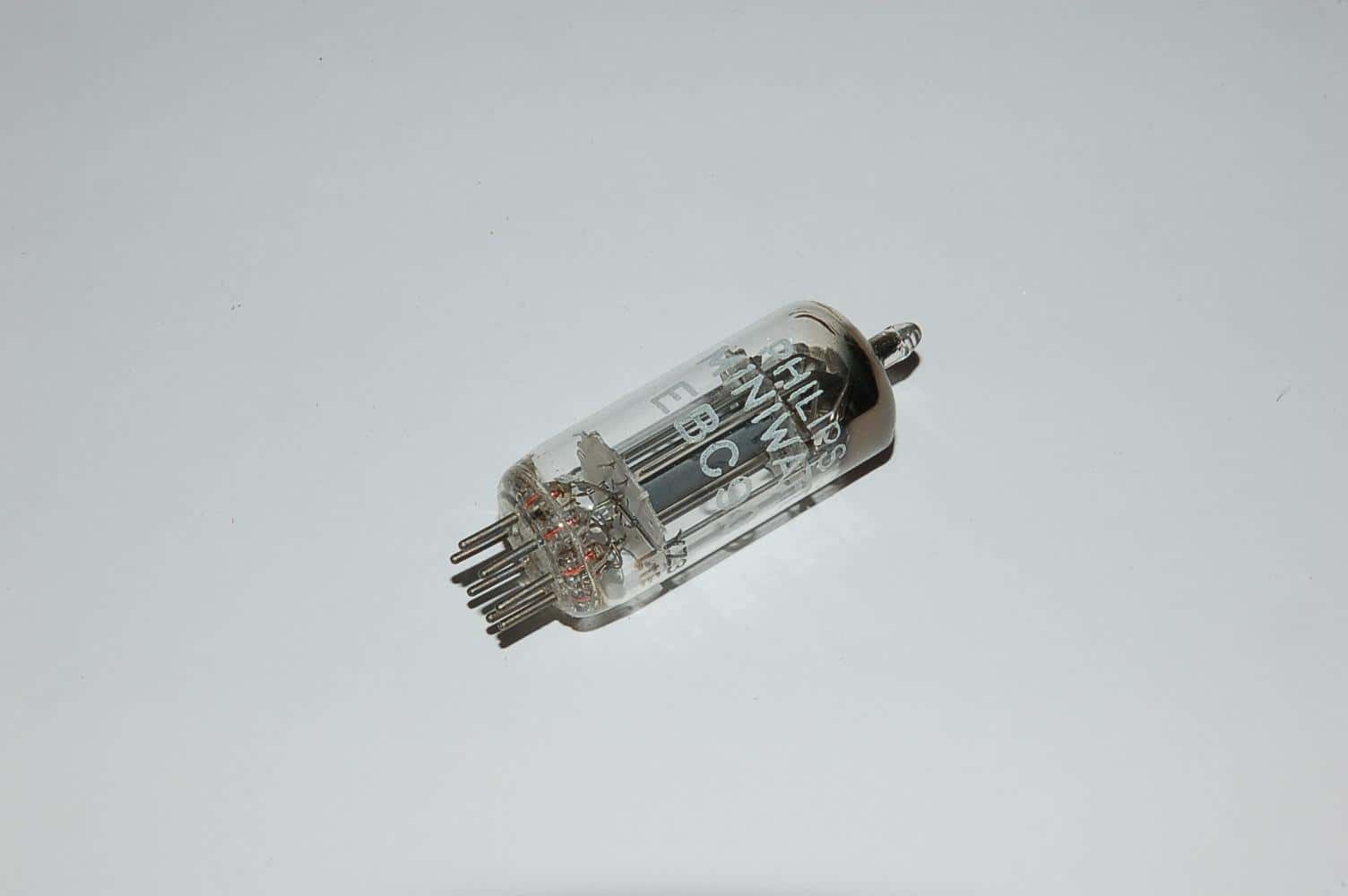 EBC90 Röhre = 6AT6 Duodiode-Triode B7G