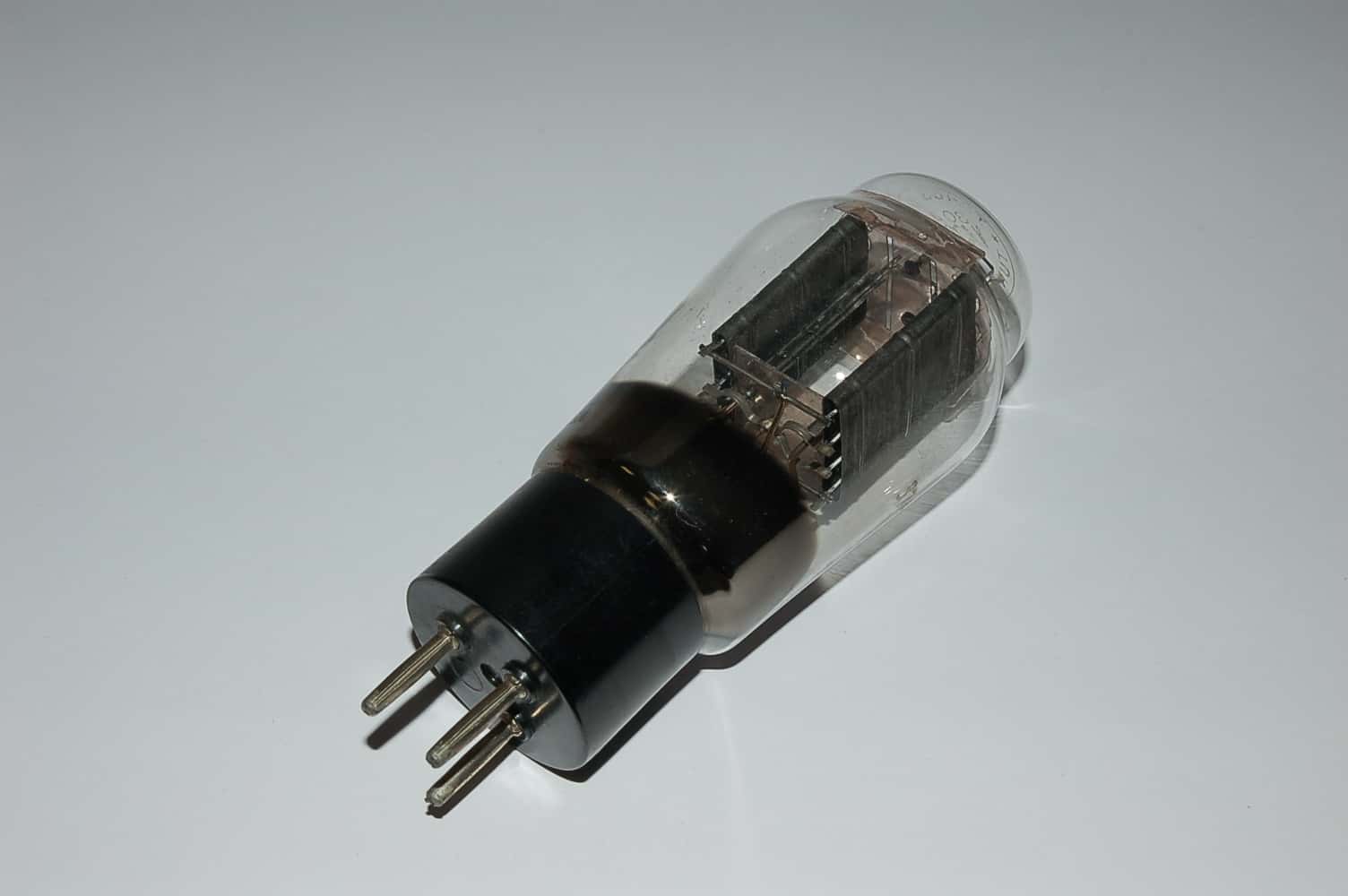 RGN1404 Röhre Gleichrichter B4 Uf 4V