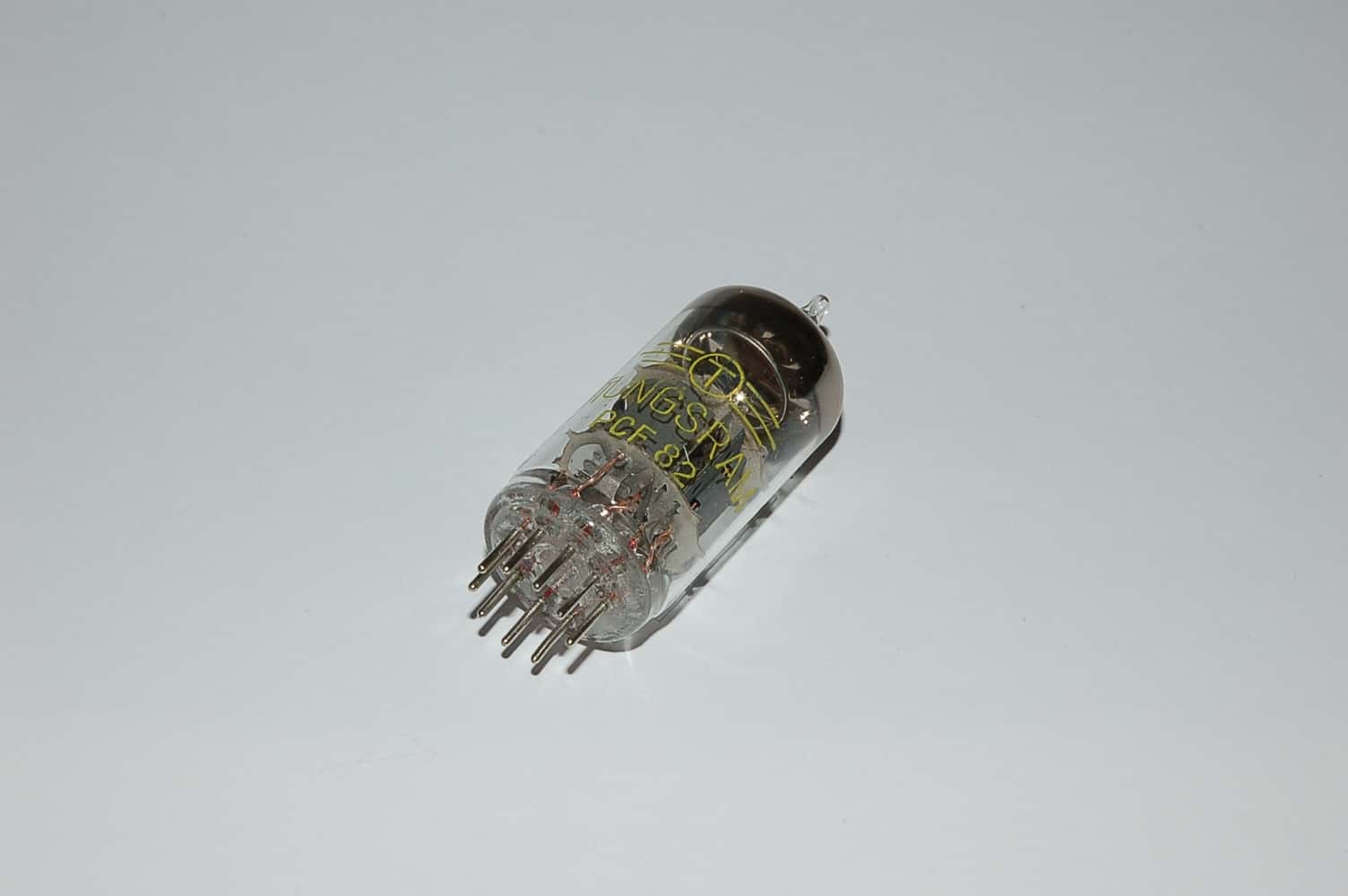 PCF82 Röhre = 9U8A Triode-Pentode B9A Uf 9V