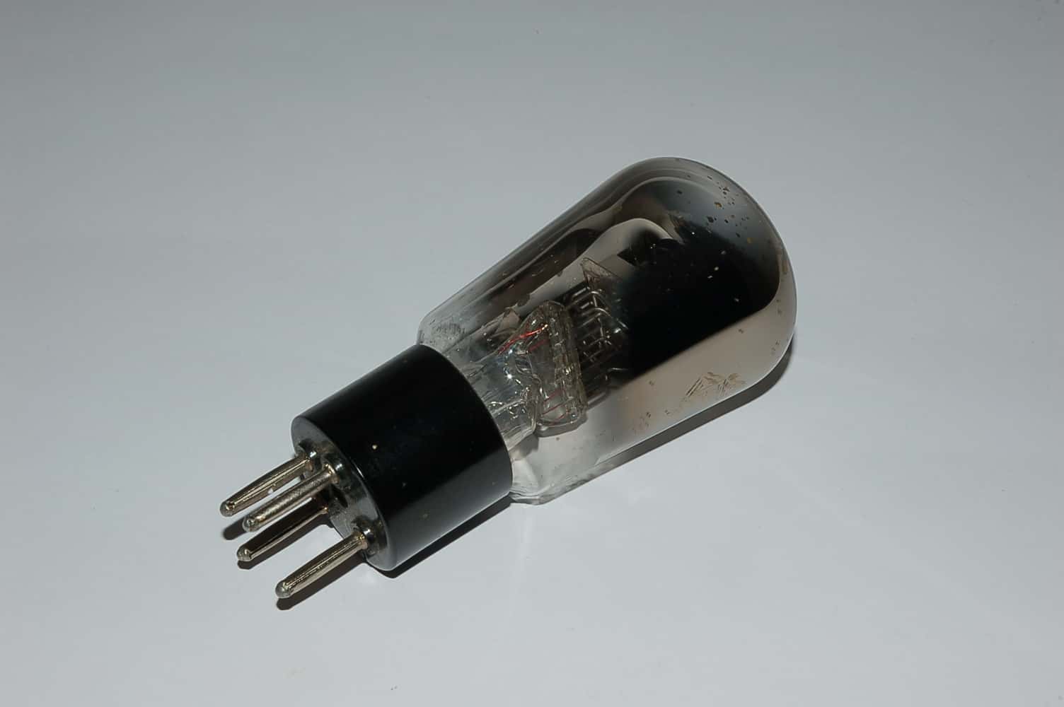 RE074 Röhre = G407 = A409 Triode B4 4V