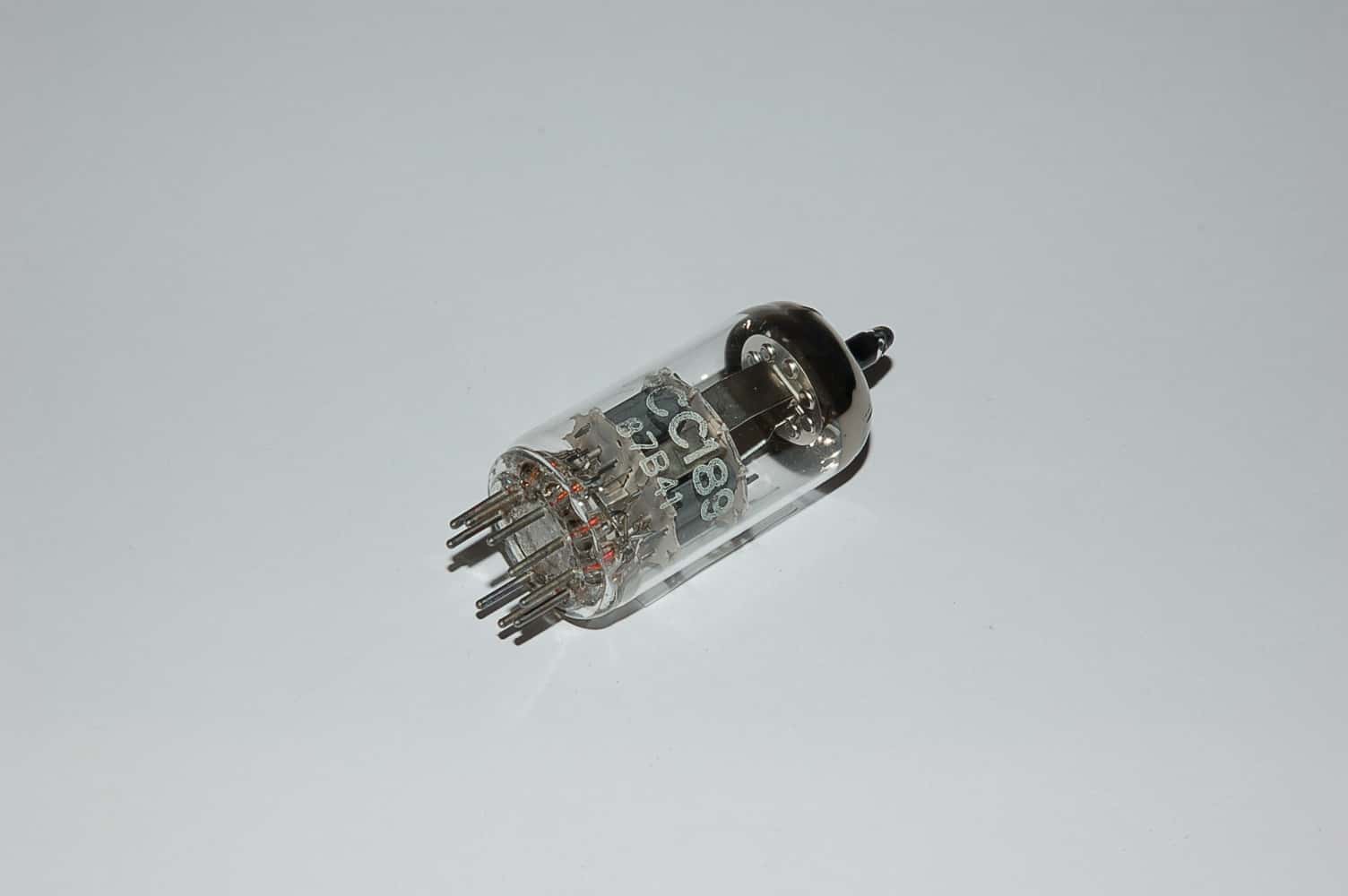 PCC189 Röhre Doppeltriode B9A If 0,3A