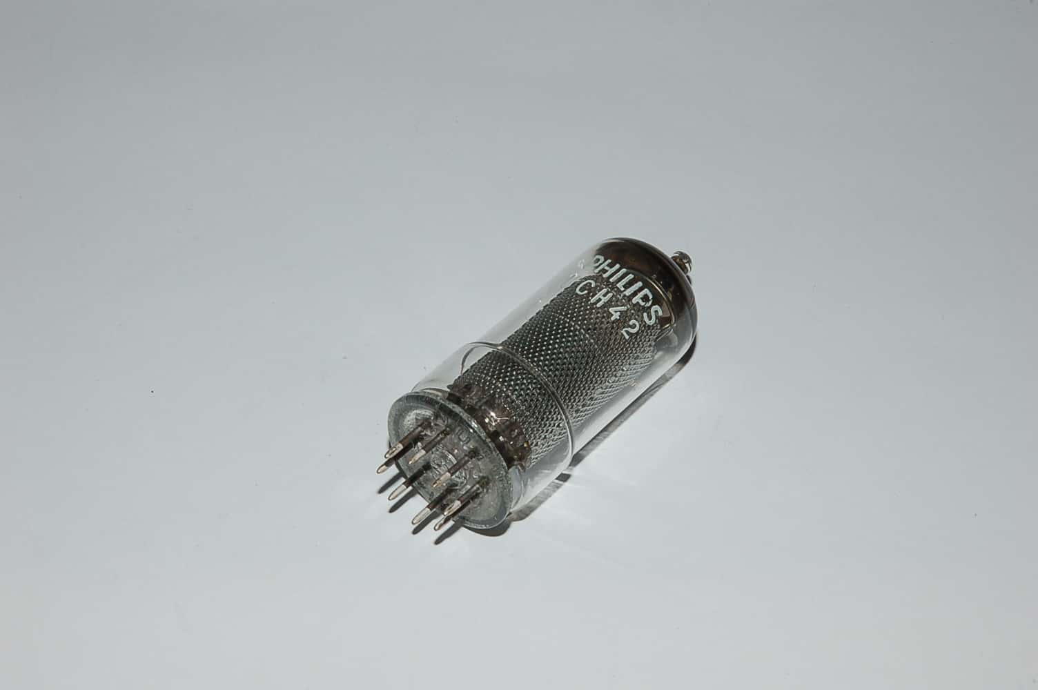 UCH42 Röhre = 14K7 Triode-Heptode B8A Uf 14V