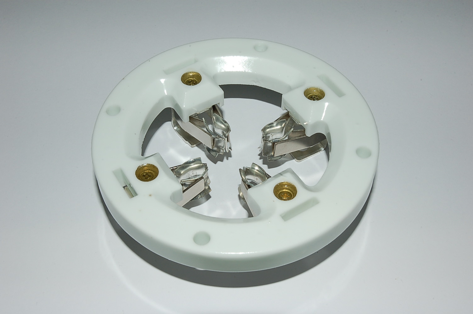 Fassung für TB5/2500 / 6079 4 Pin ceramic tube socket