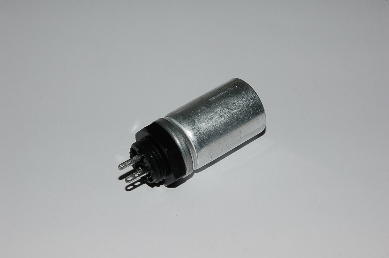 Elko 8uF+8uF/550/600V  F+T mit Zentralbefestigung 18mm