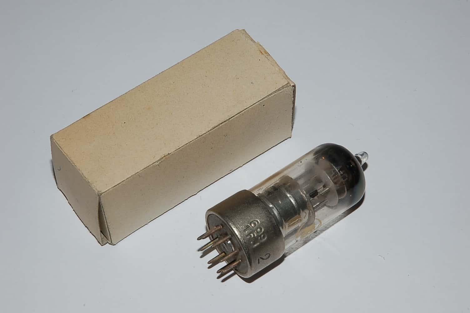 UCH41 Röhre = 14K7 Triode-Heptode B8A Uf 14V