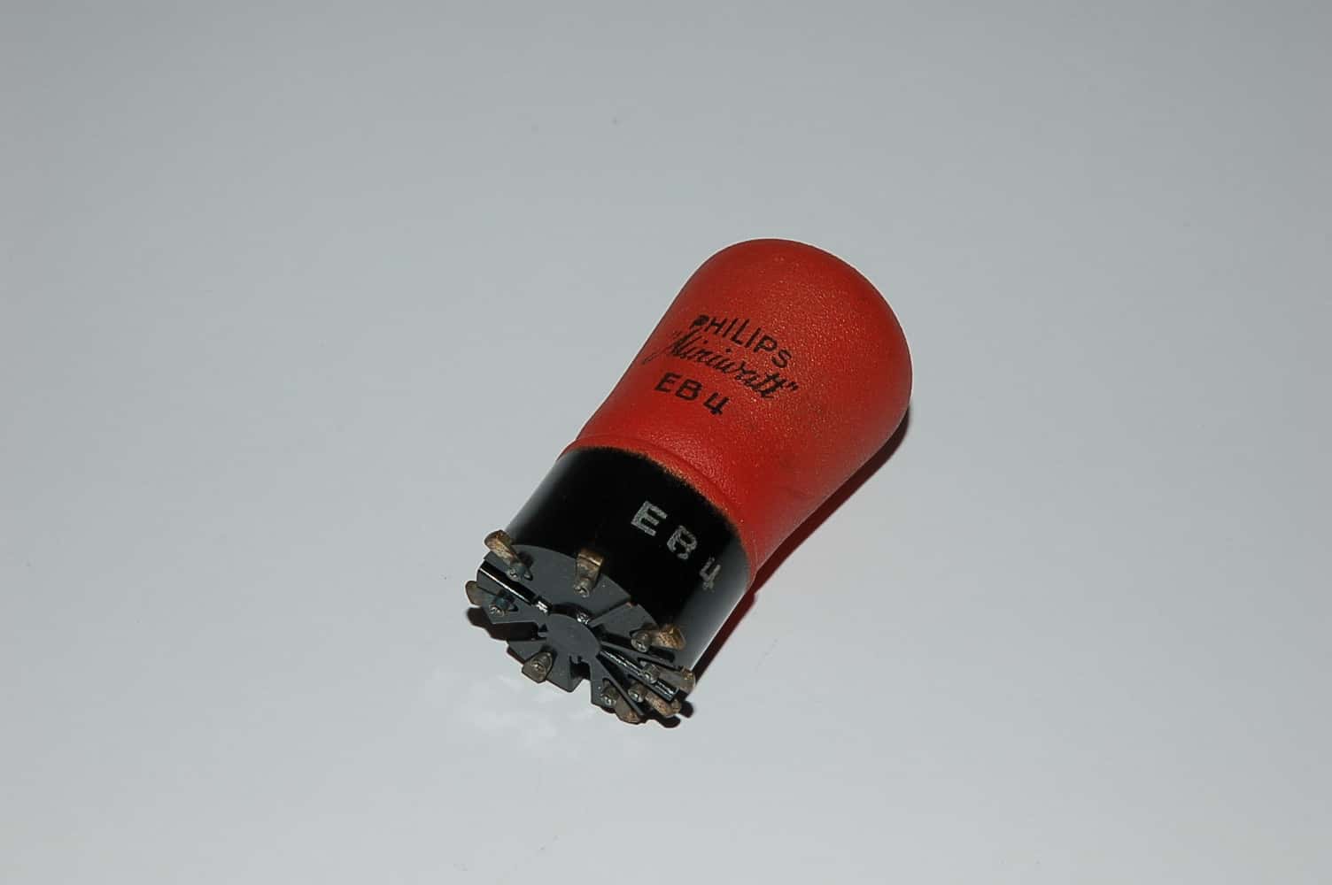 EB4 Röhre Doppeldiode P8A Uf 6,3V