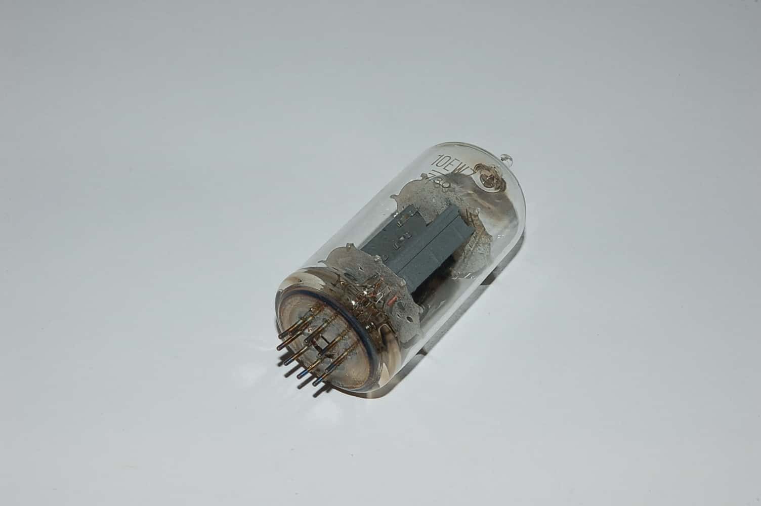 10EW7 Röhre Doppeltriode B9A Uf 10V