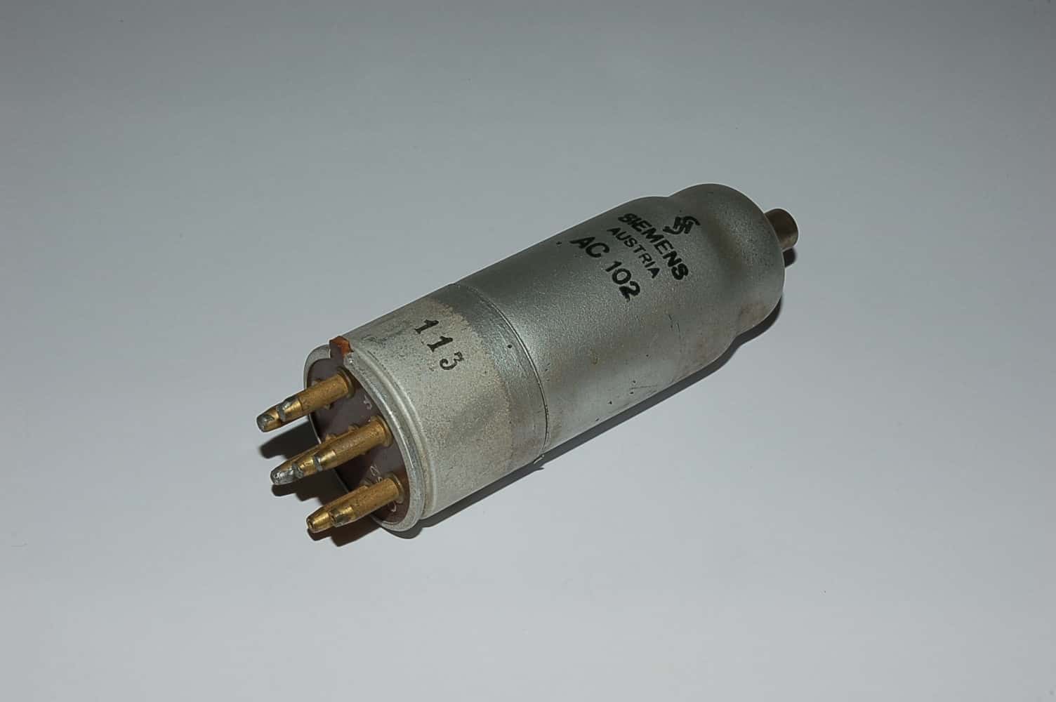AC102 (=AC100 mit Postsockel)