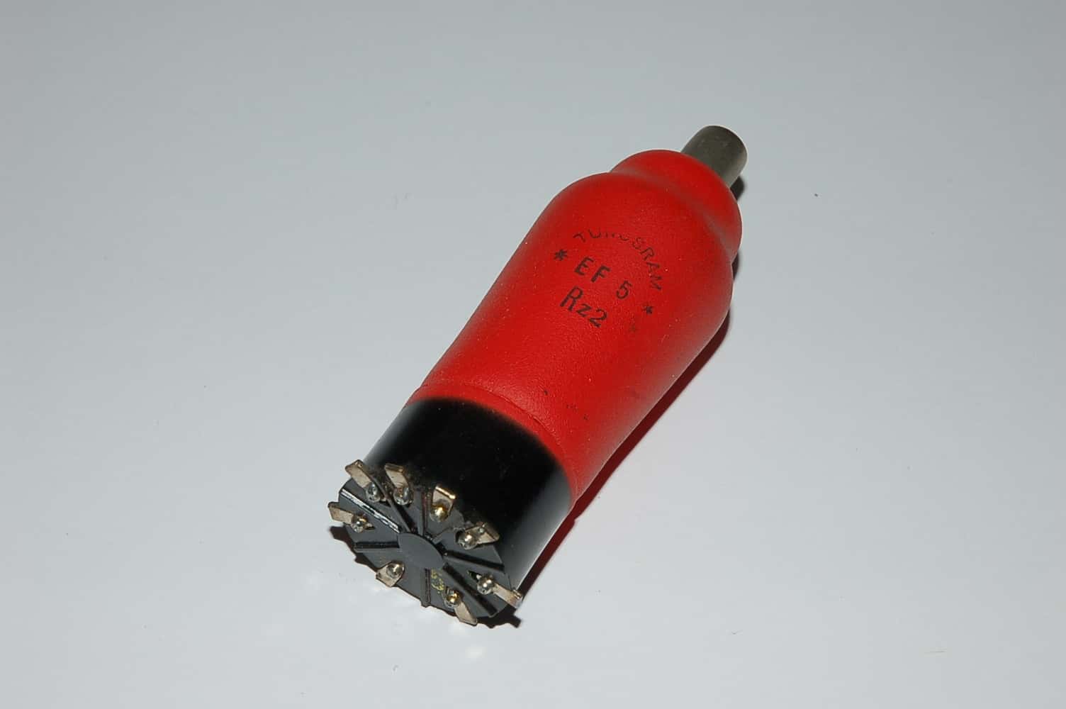EF5 Röhre = TEF5 Pentode P8A 4V