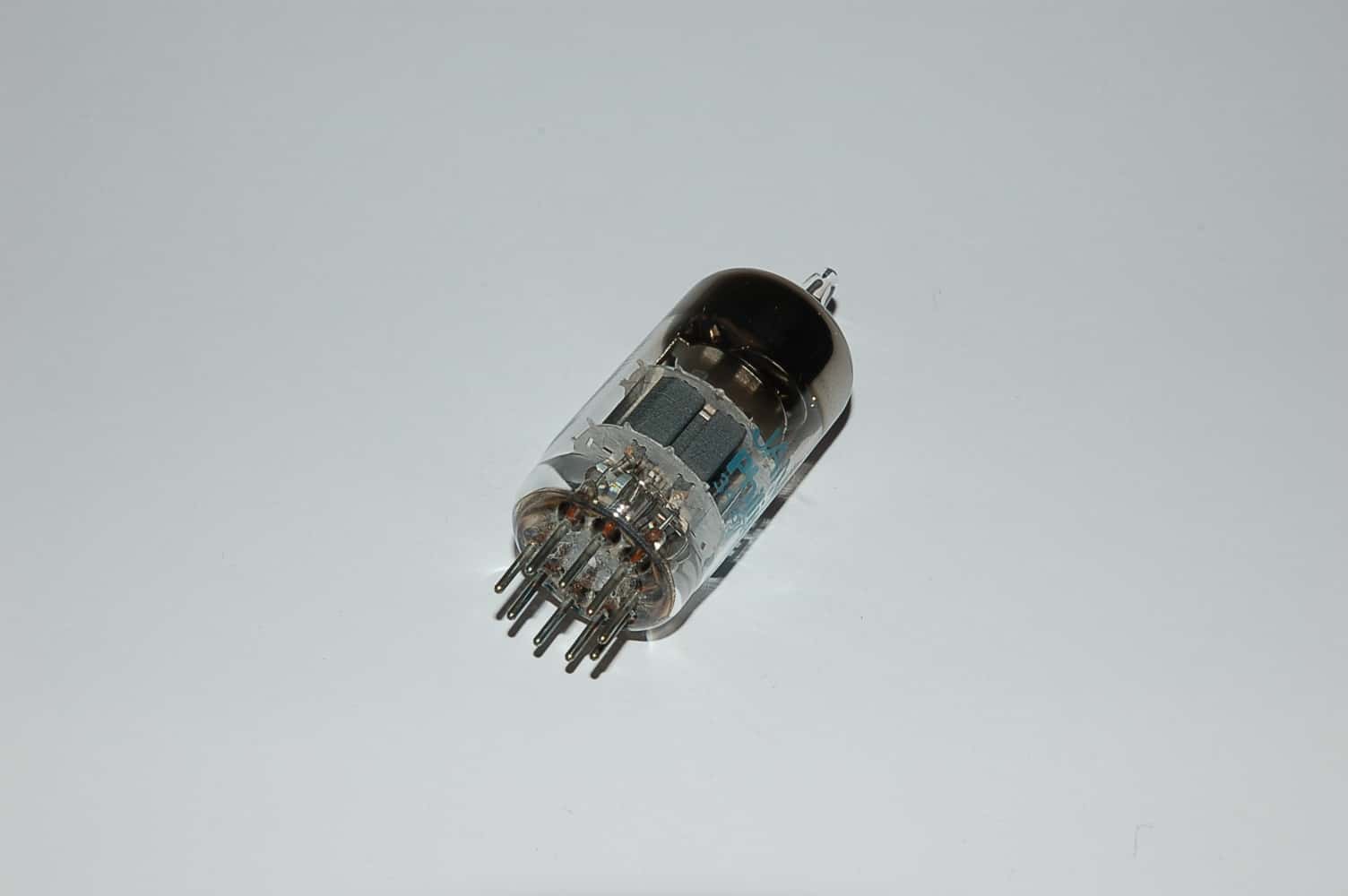 6DJ8  Double-Triode -->see ECC88