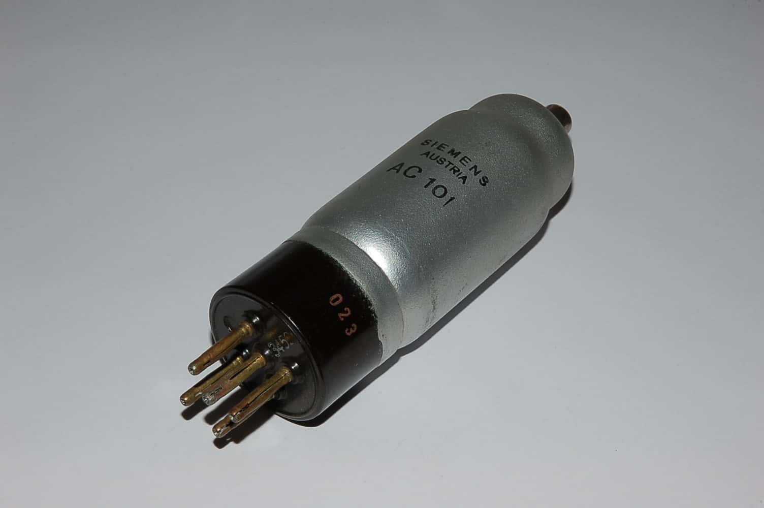 AC101 (=KL70581) entspr. AC100 mit Europasockel