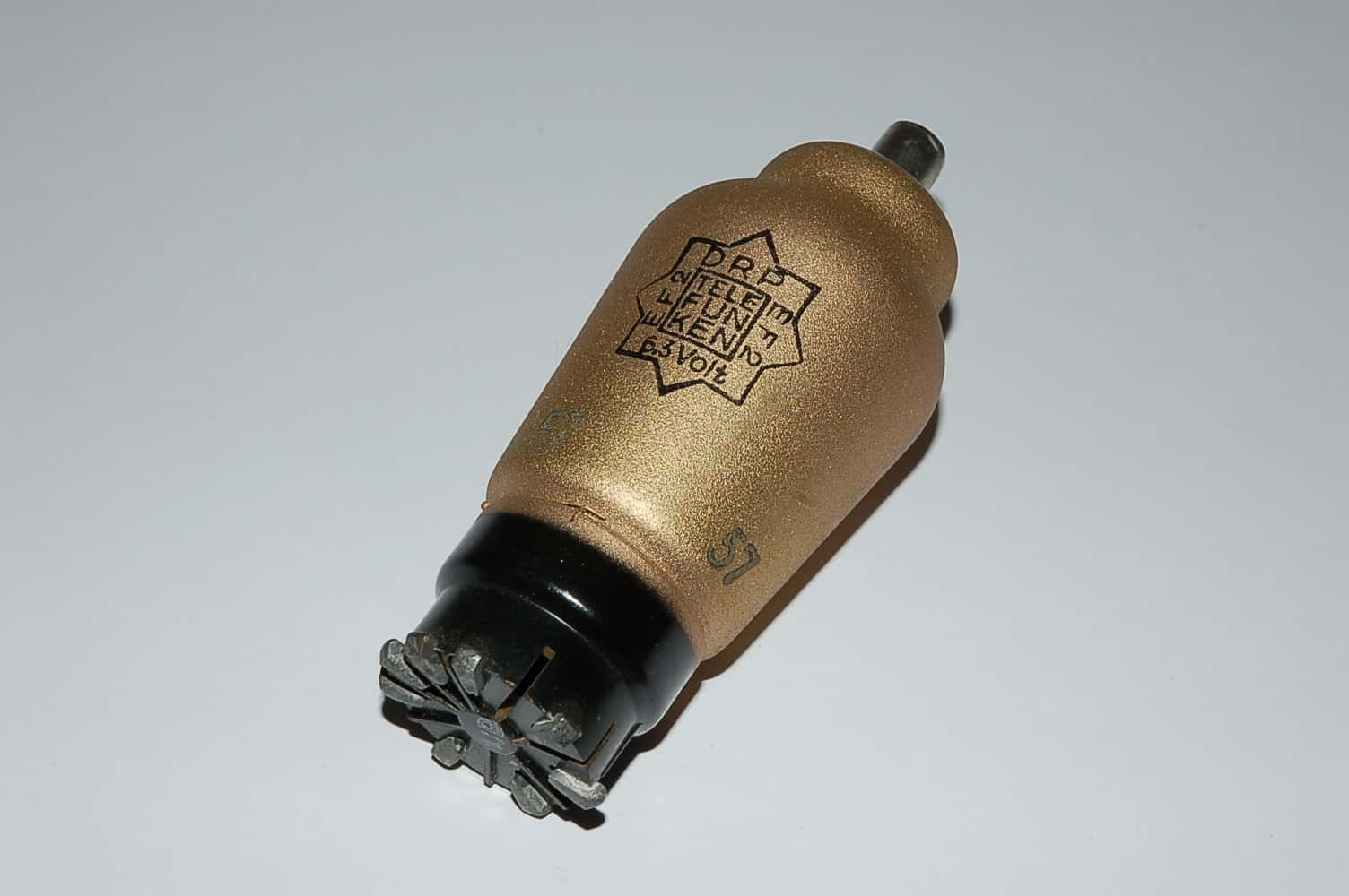 EF2 Röhre = VF2 = VEF2 Pentode P8A Uf 6,3V