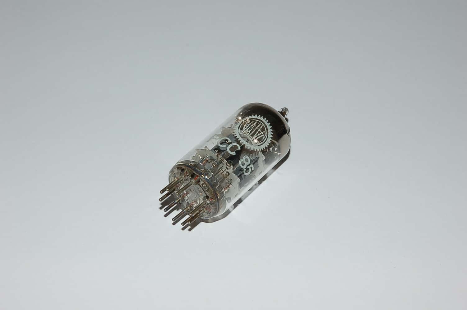 PCC85 Röhre = 9AQ8 Doppeltriode B9A Uf 9V